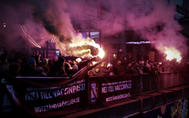 Bannere og lysbluss på Stockholmsmanifestasjonen den 22. januar.